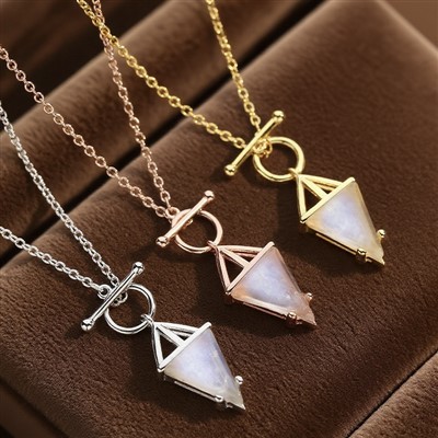 Kalung segitiga bulan